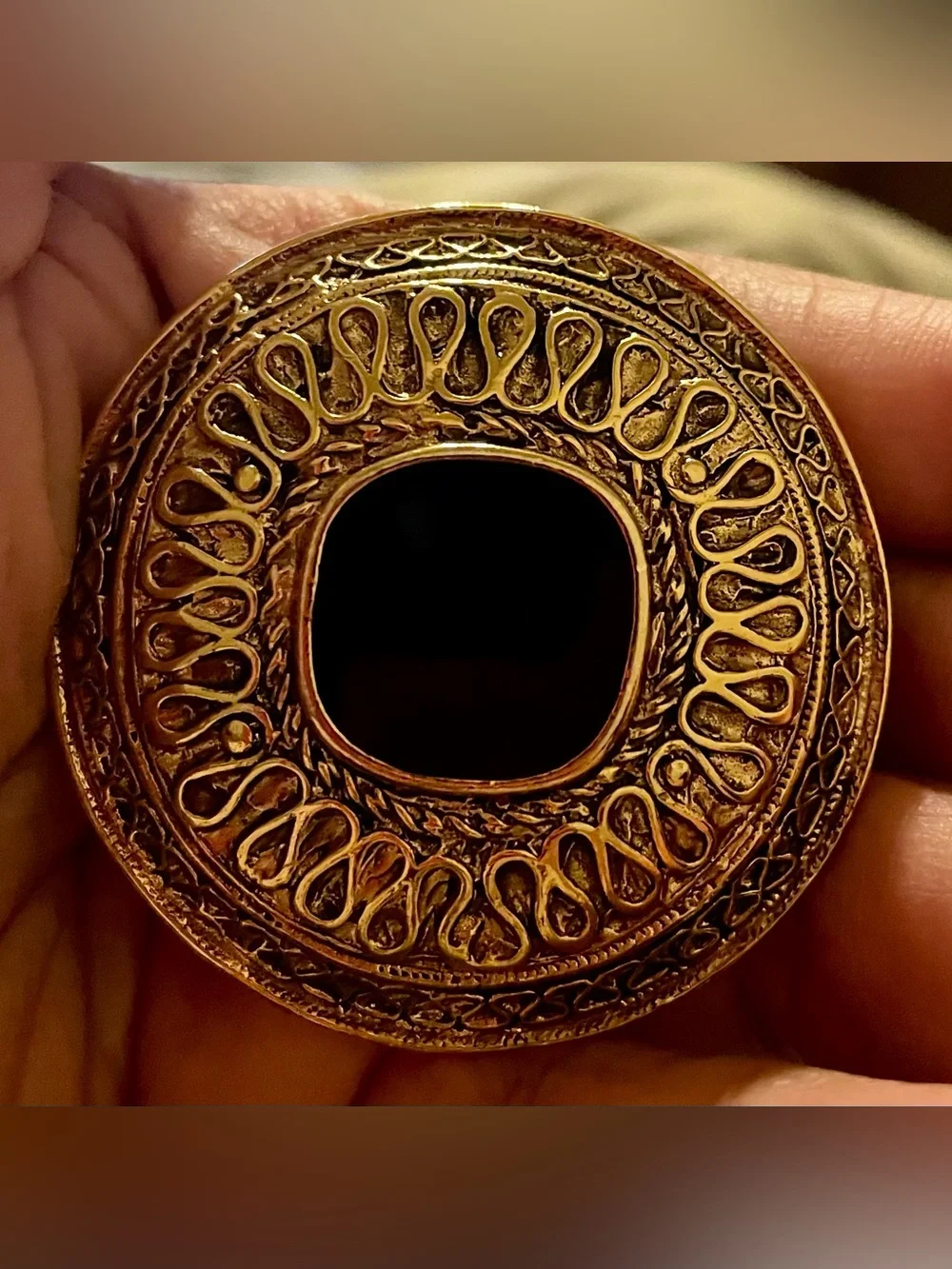 Vintage-Inspired Gold Filigree Round Brooch - Elegant Women’s Jewelry